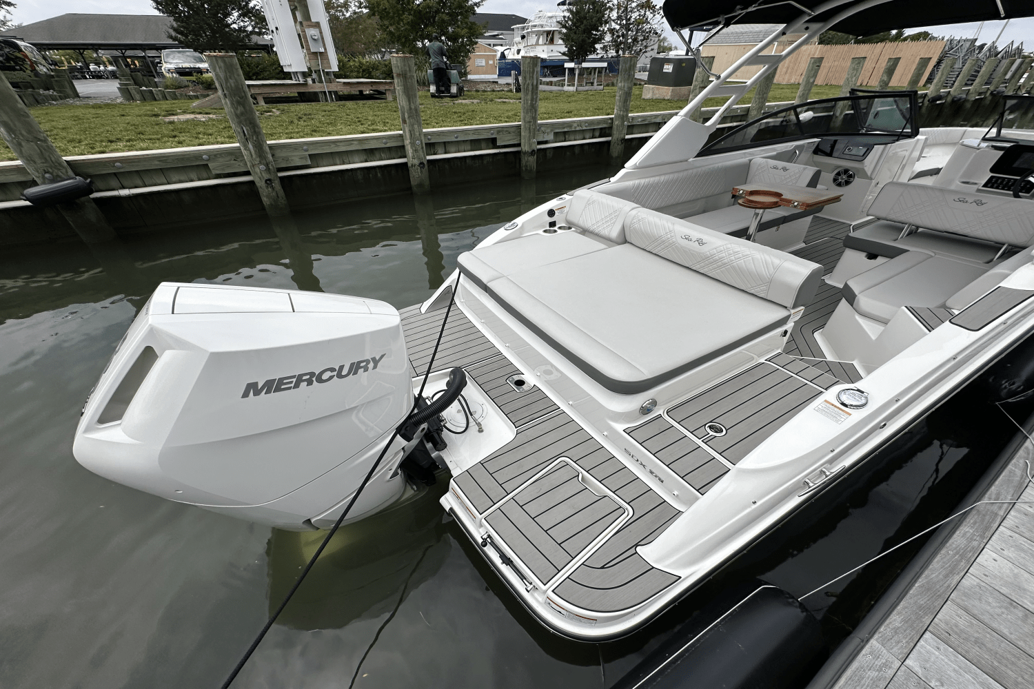2025 Sea Ray SDX 270 Outboard Image Thumbnail #8