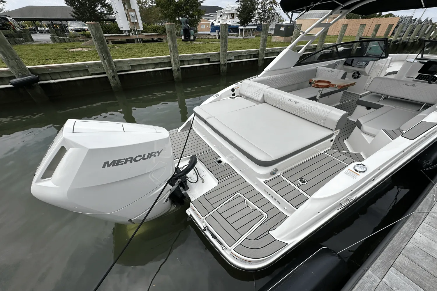 2025 Sea Ray SDX 270 Outboard Image Thumbnail #8