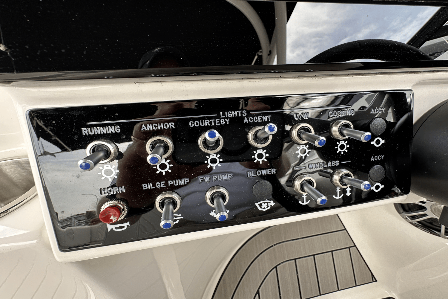 2025 Sea Ray SDX 270 Outboard Image Thumbnail #33