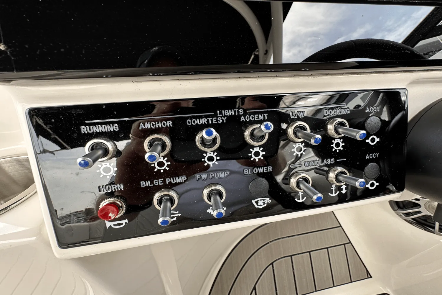 2025 Sea Ray SDX 270 Outboard Image Thumbnail #33