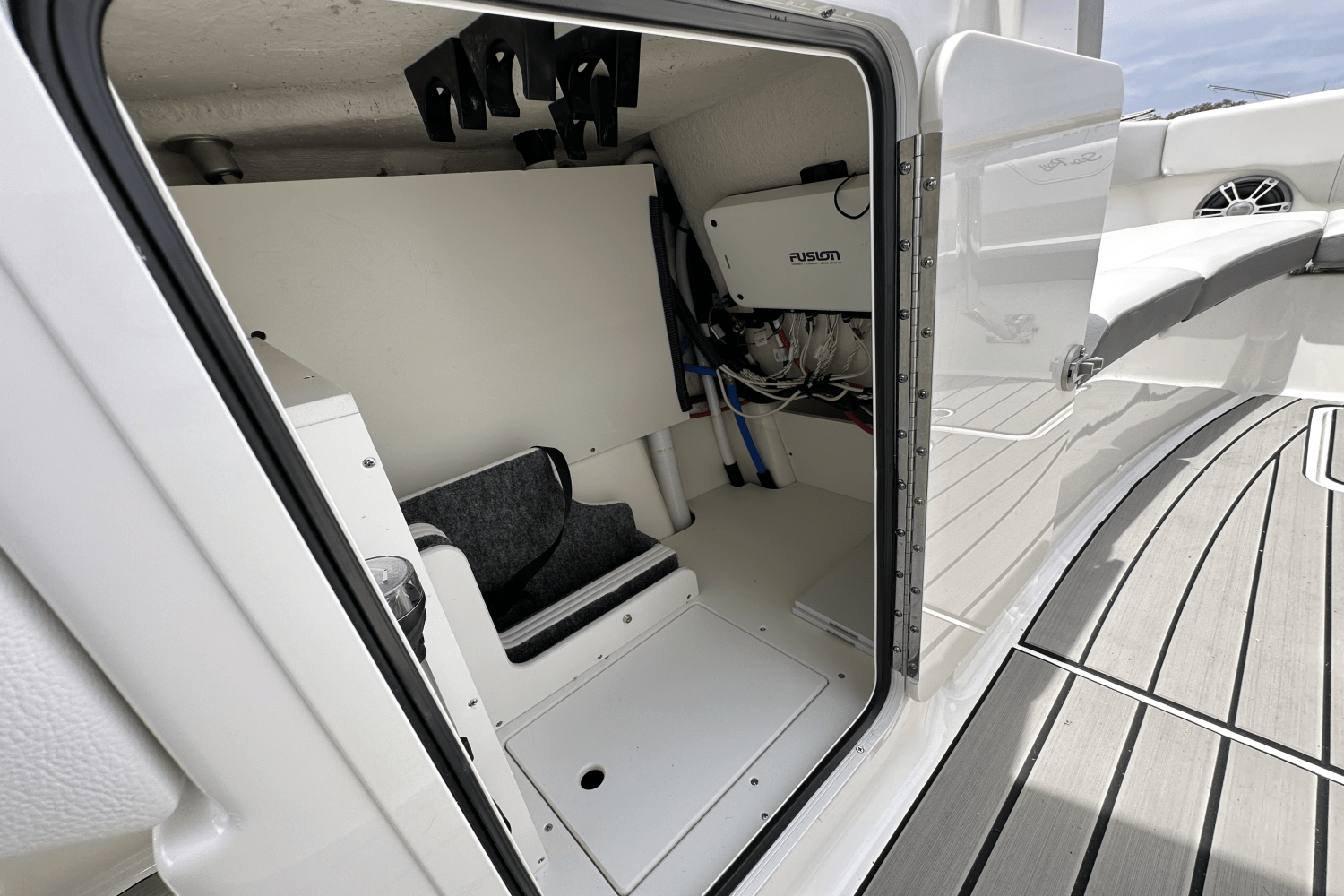 2025 Sea Ray SDX 270 Outboard Image Thumbnail #38