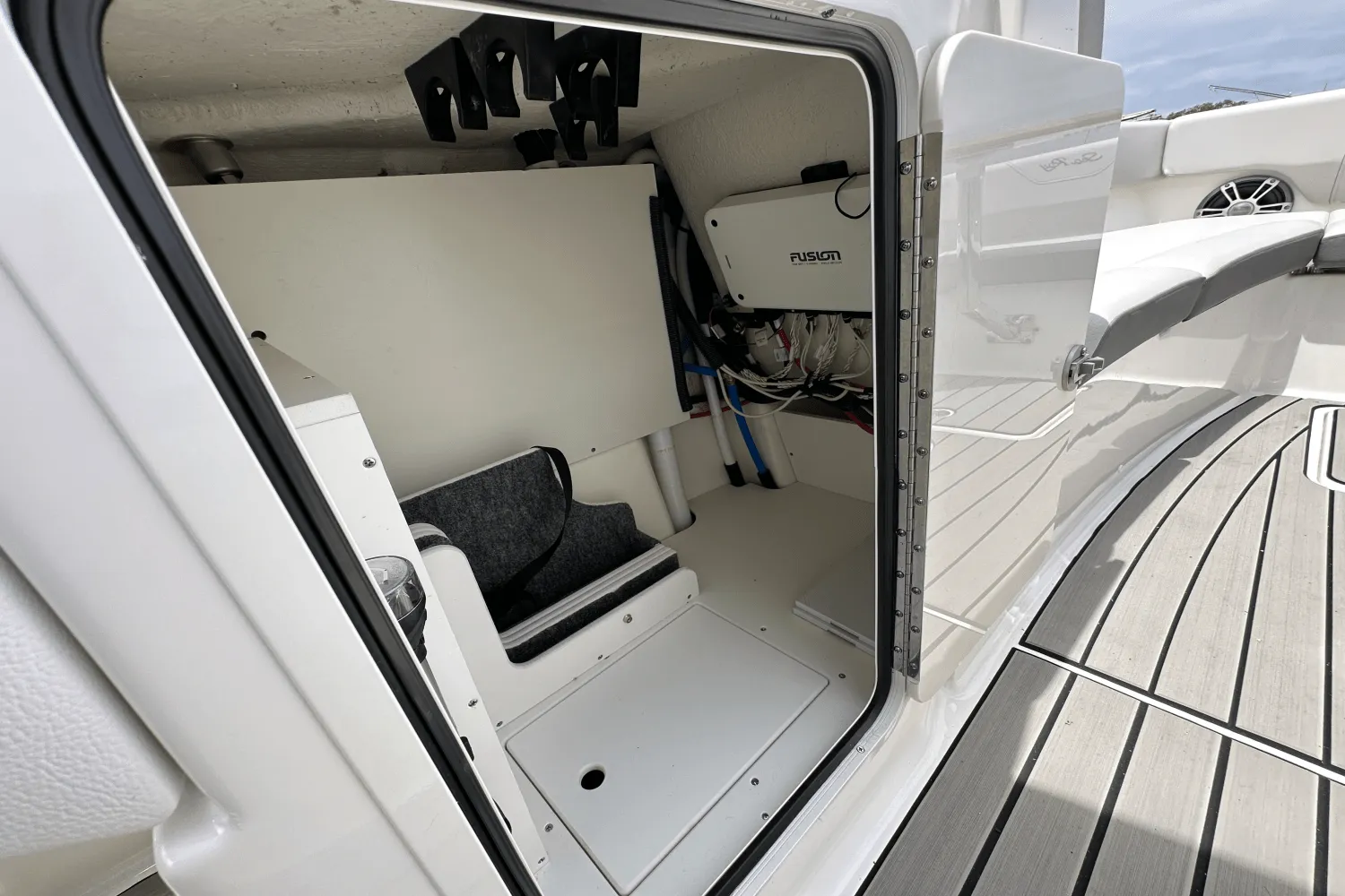 2025 Sea Ray SDX 270 Outboard Image Thumbnail #38