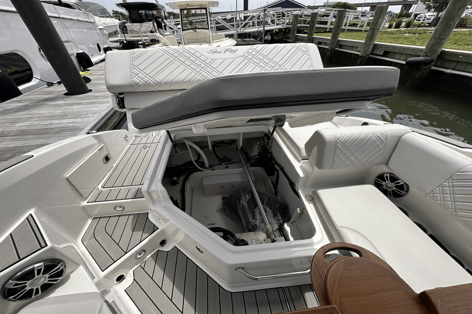 2025 Sea Ray SDX 270 Outboard Image Thumbnail #16
