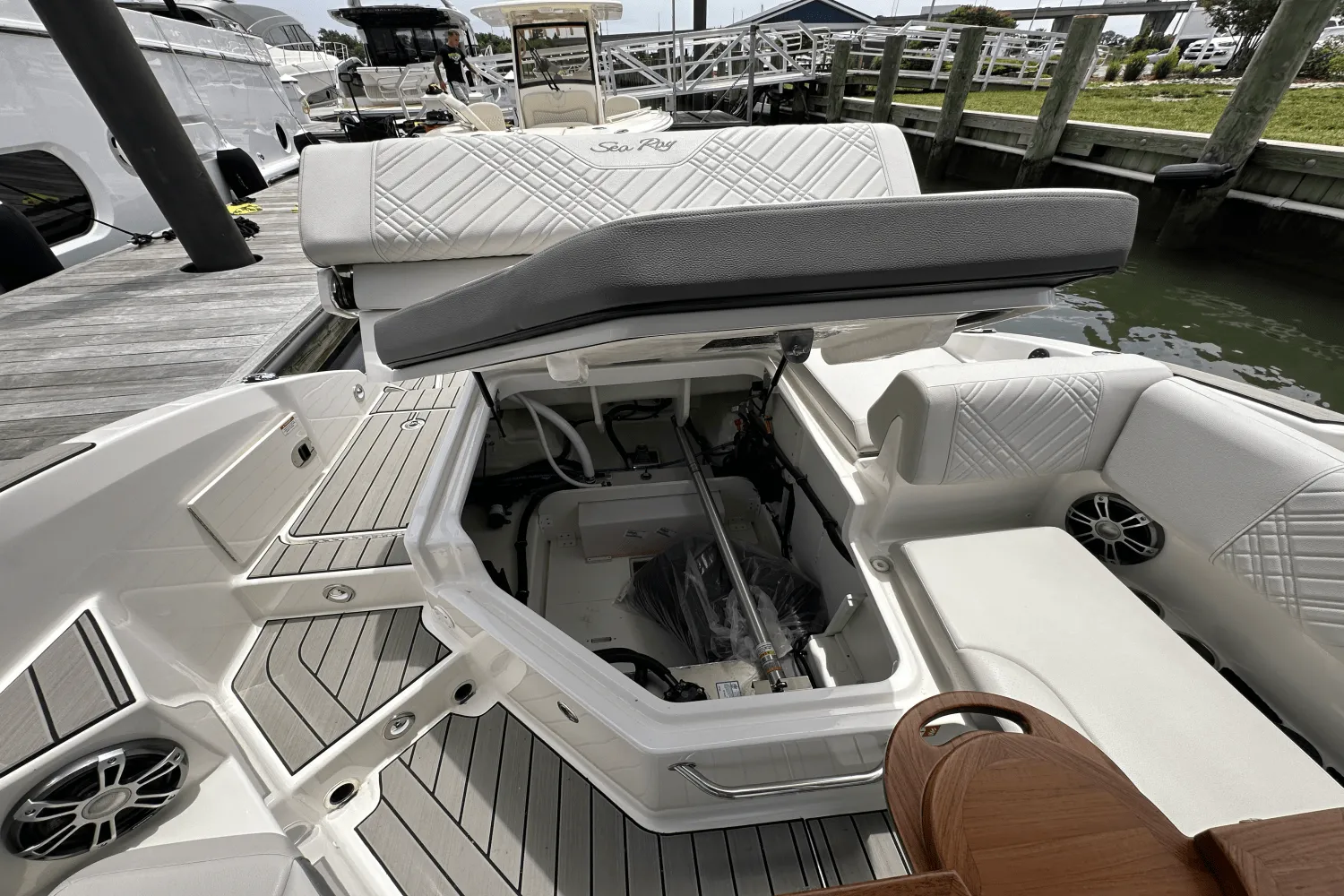 2025 Sea Ray SDX 270 Outboard Image Thumbnail #16