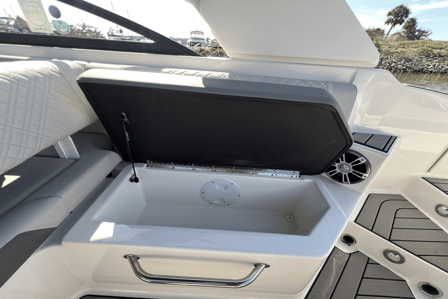 2025 Sea Ray SDX 270 Outboard Image Thumbnail #59