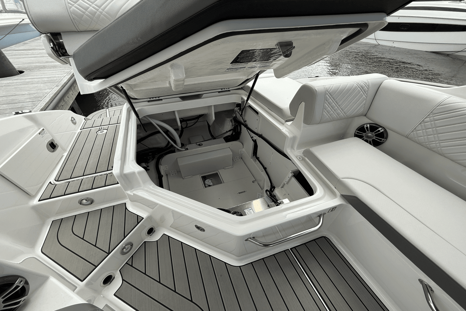 2025 Sea Ray SDX 270 Outboard Image Thumbnail #14