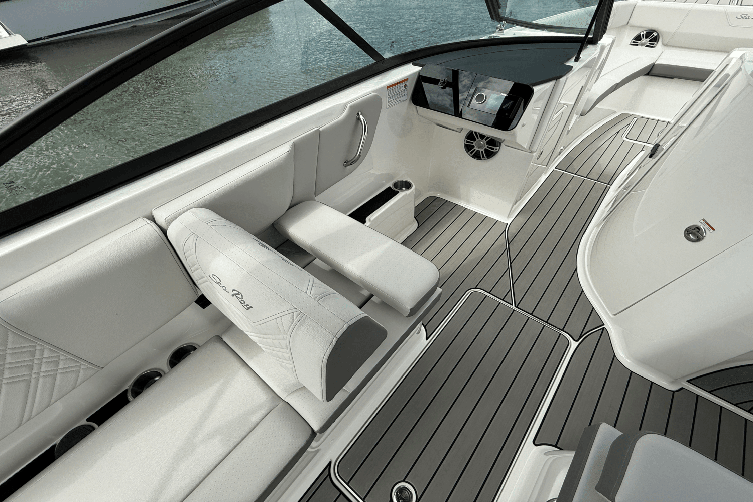 2025 Sea Ray SDX 270 Outboard Image Thumbnail #19