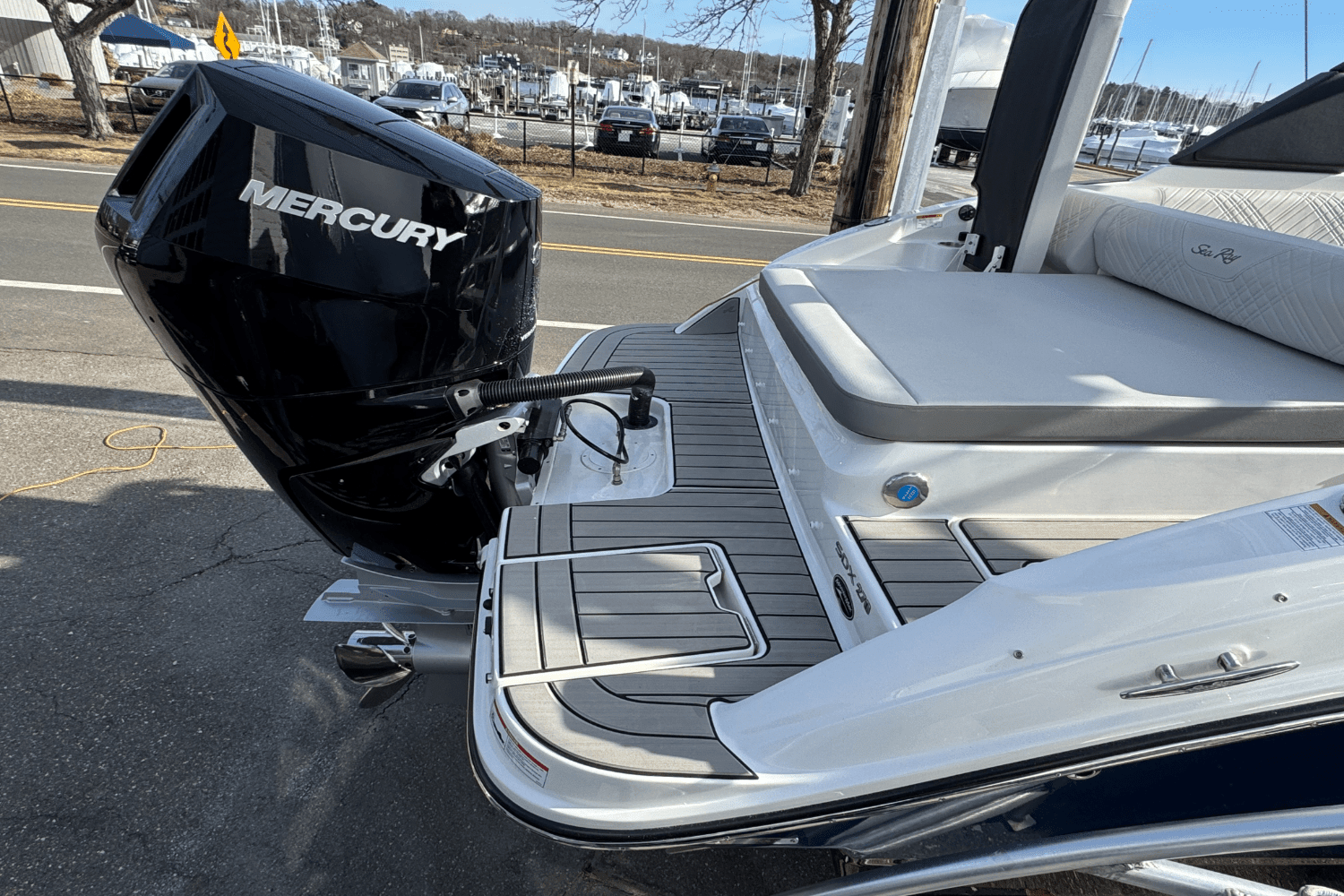 2025 Sea Ray SDX 270 Outboard Image Thumbnail #3