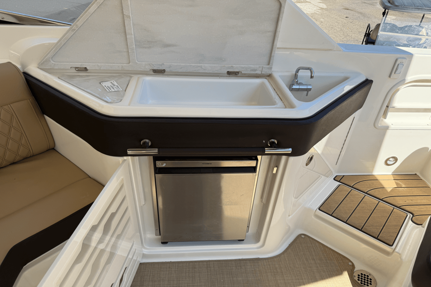 2025 Sea Ray SLX 310 Image Thumbnail #11