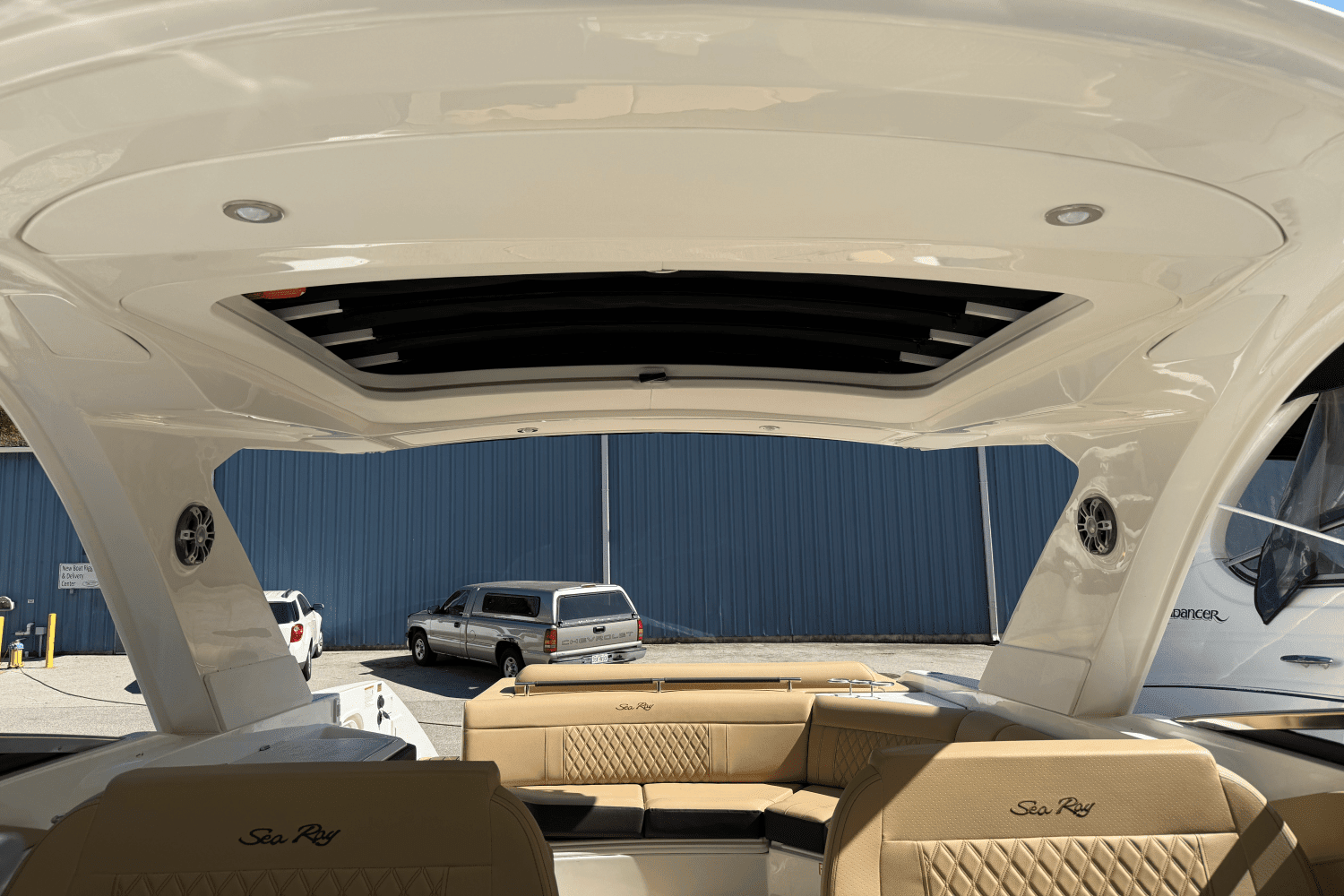 2025 Sea Ray SLX 310 Image Thumbnail #4