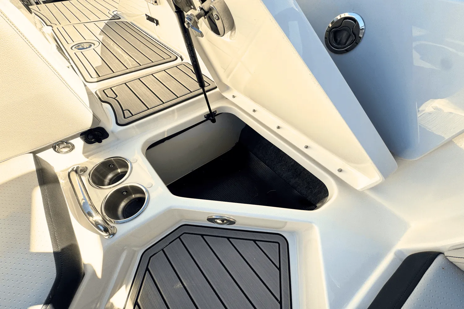 2025 Sea Ray SPX 230 Outboard Image Thumbnail #10