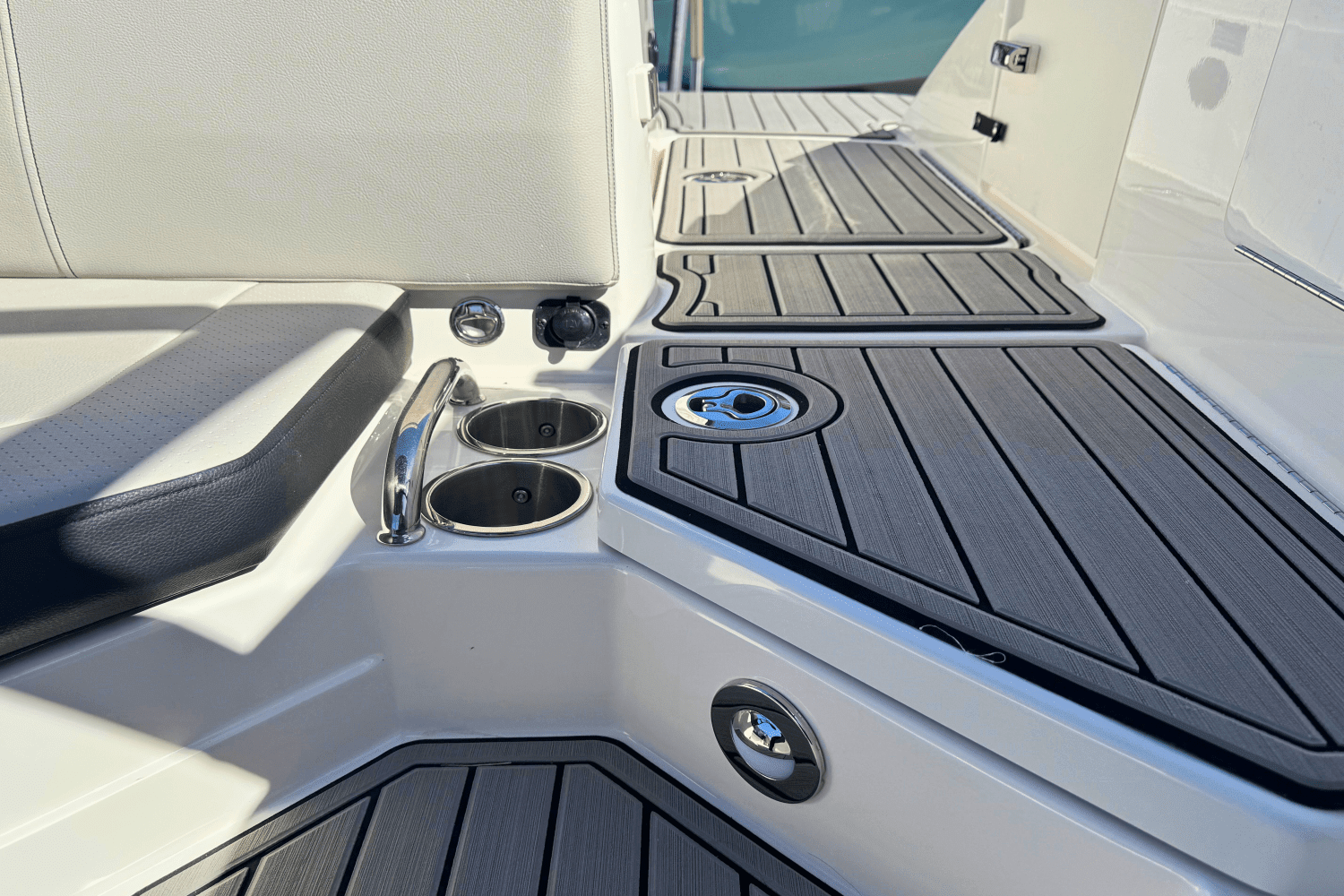 2025 Sea Ray SPX 230 Outboard Image Thumbnail #9