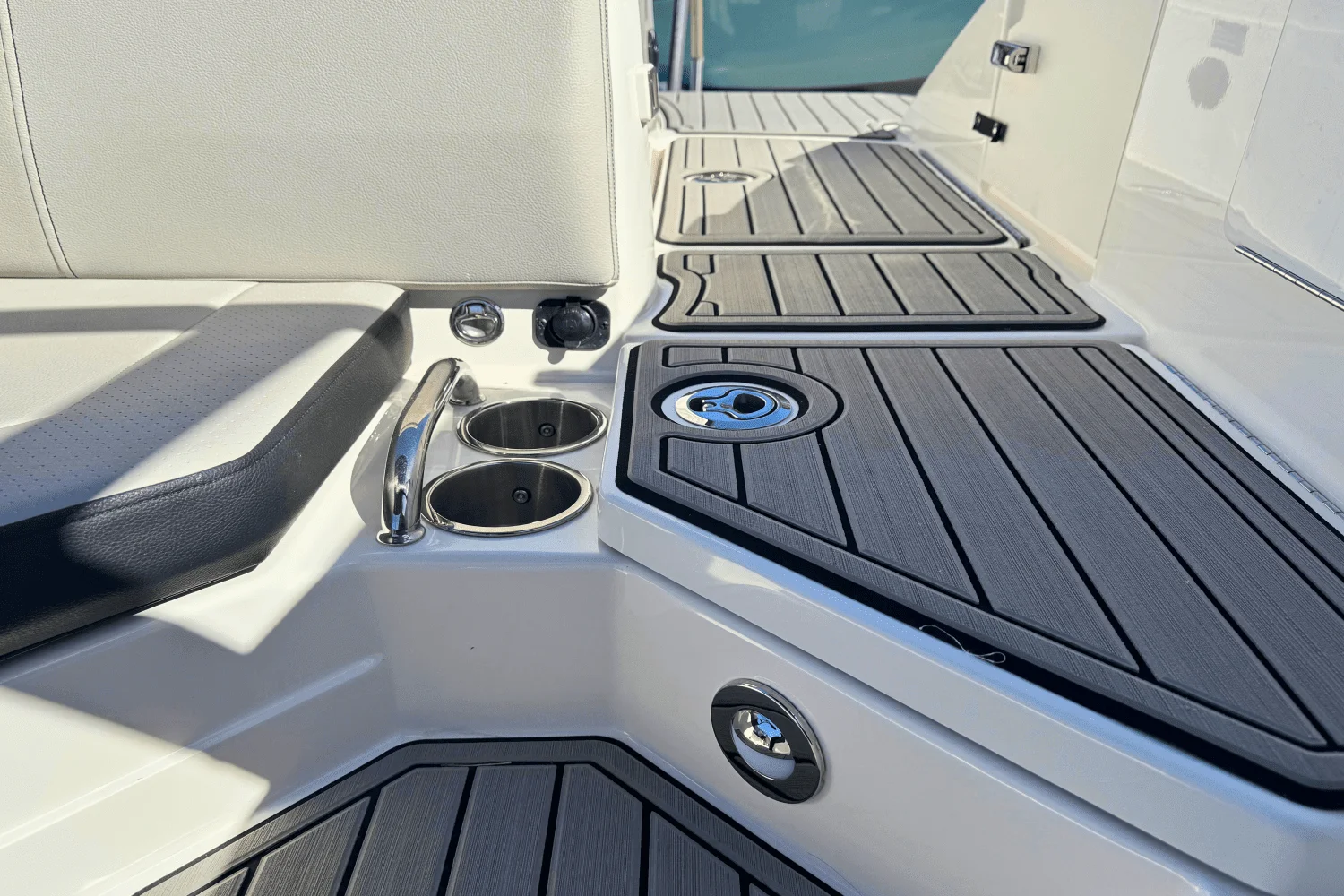 2025 Sea Ray SPX 230 Outboard Image Thumbnail #9