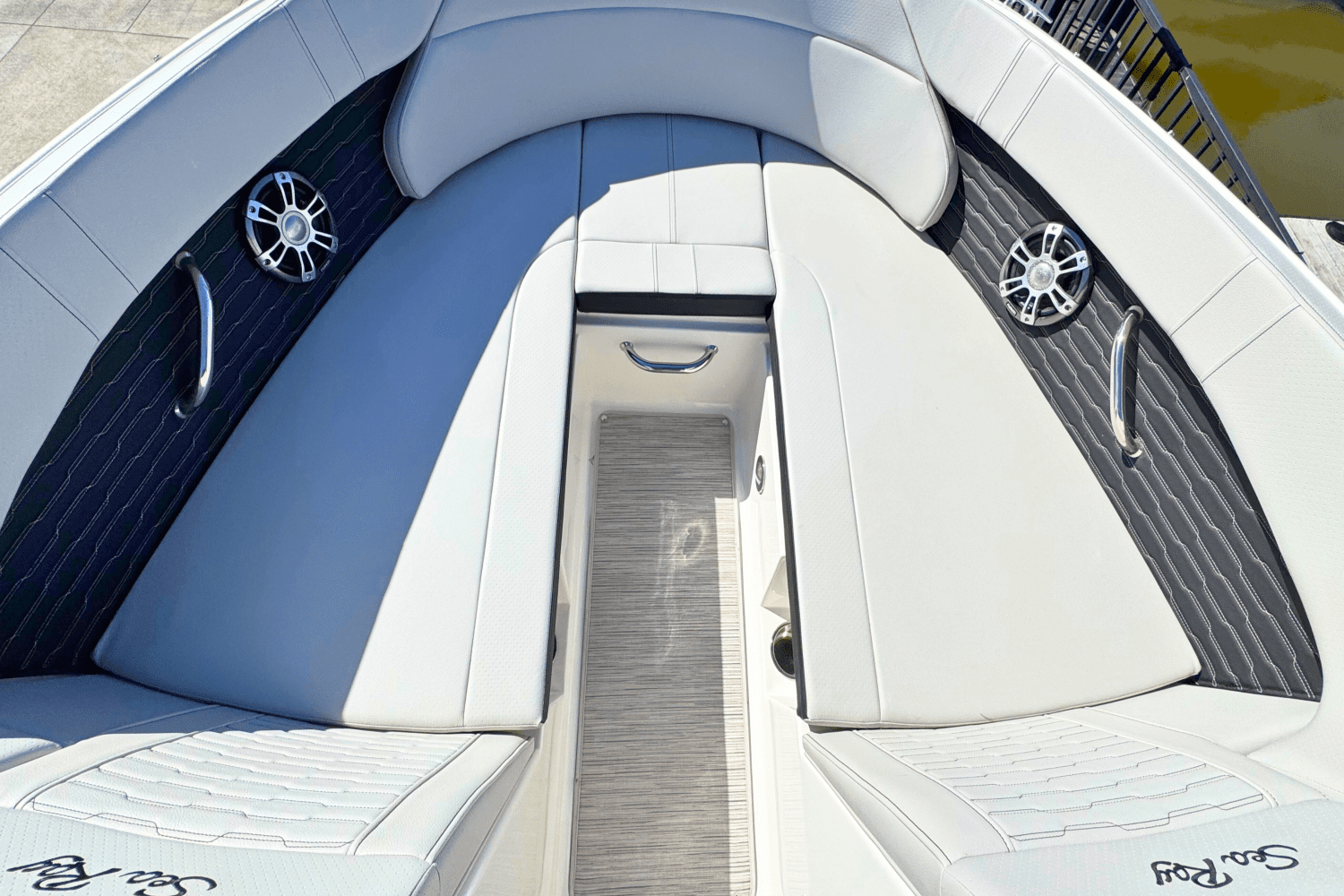 2025 Sea Ray SPX 230 Outboard Image Thumbnail #3