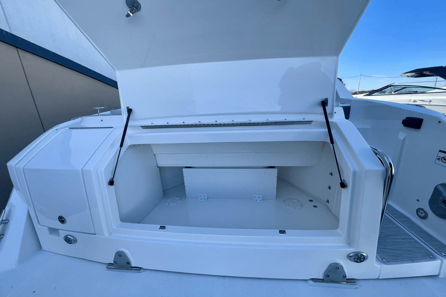 2025 Sea Ray Sundancer 320 Outboard Image Thumbnail #5