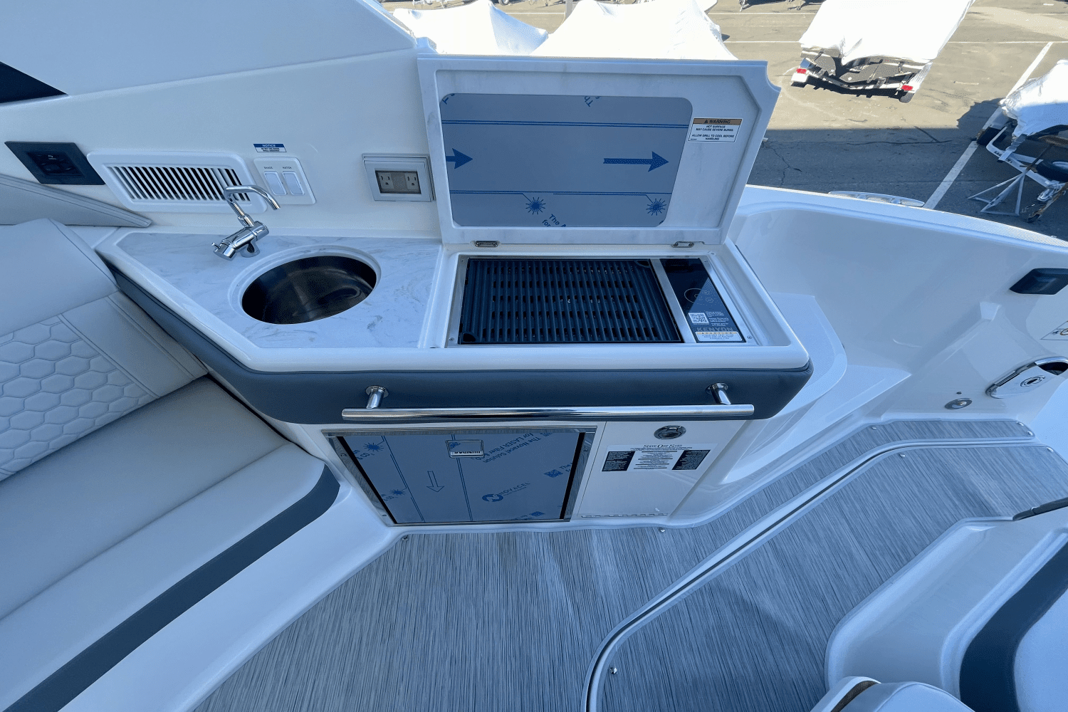 2025 Sea Ray Sundancer 320 Outboard Image Thumbnail #13