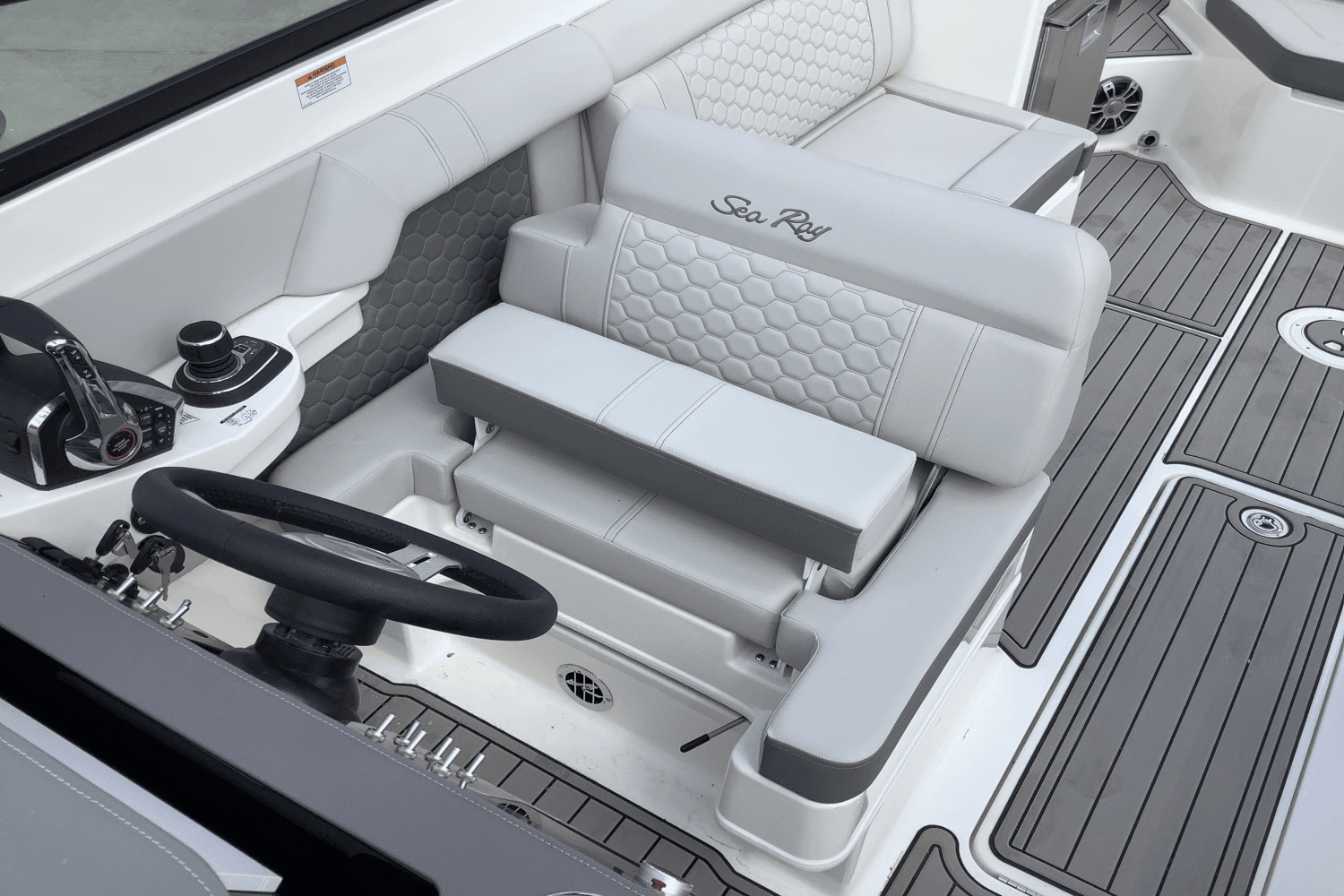 2025 Sea Ray SDX 290 Outboard Image Thumbnail #21