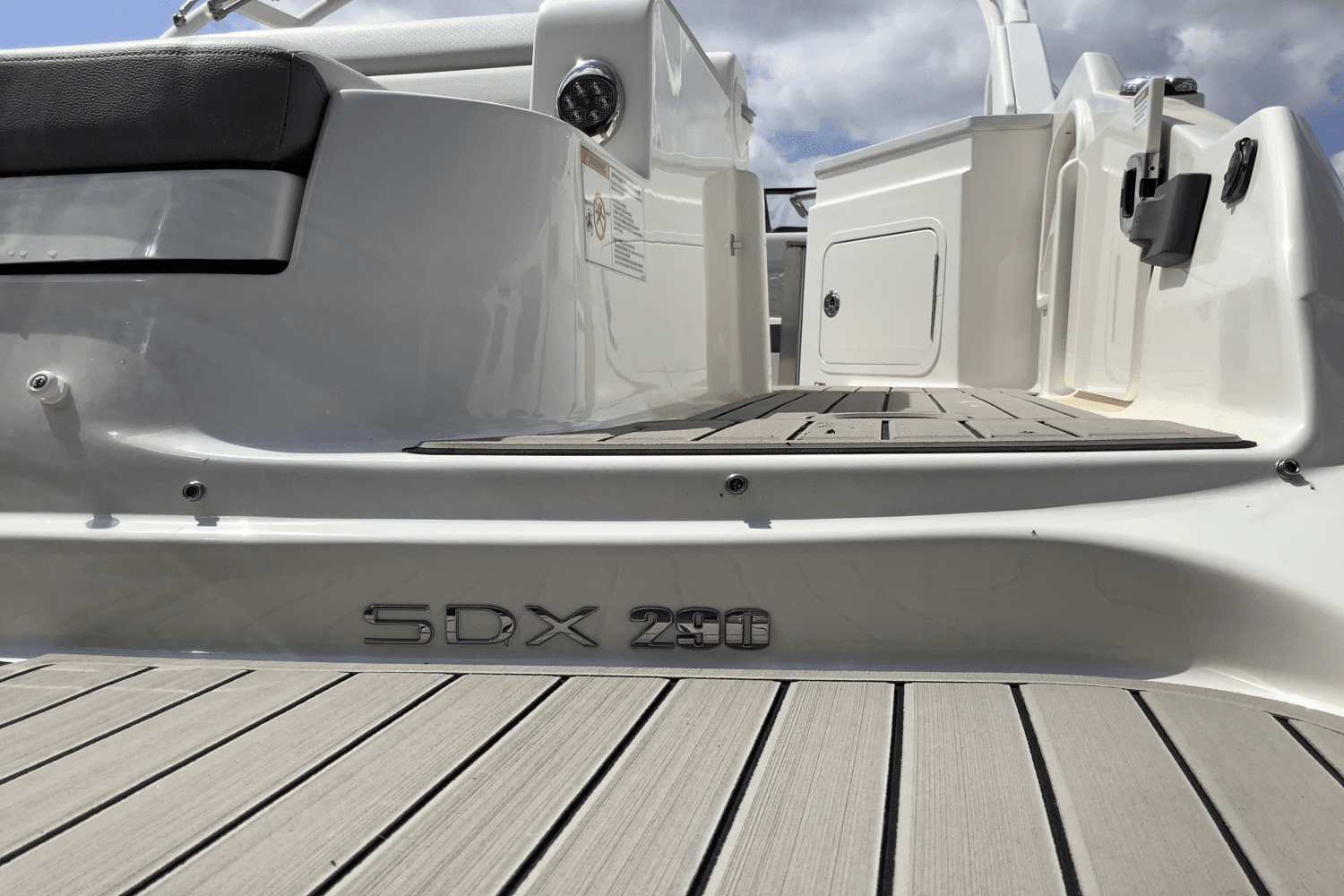 2025 Sea Ray SDX 290 Outboard Image Thumbnail #5