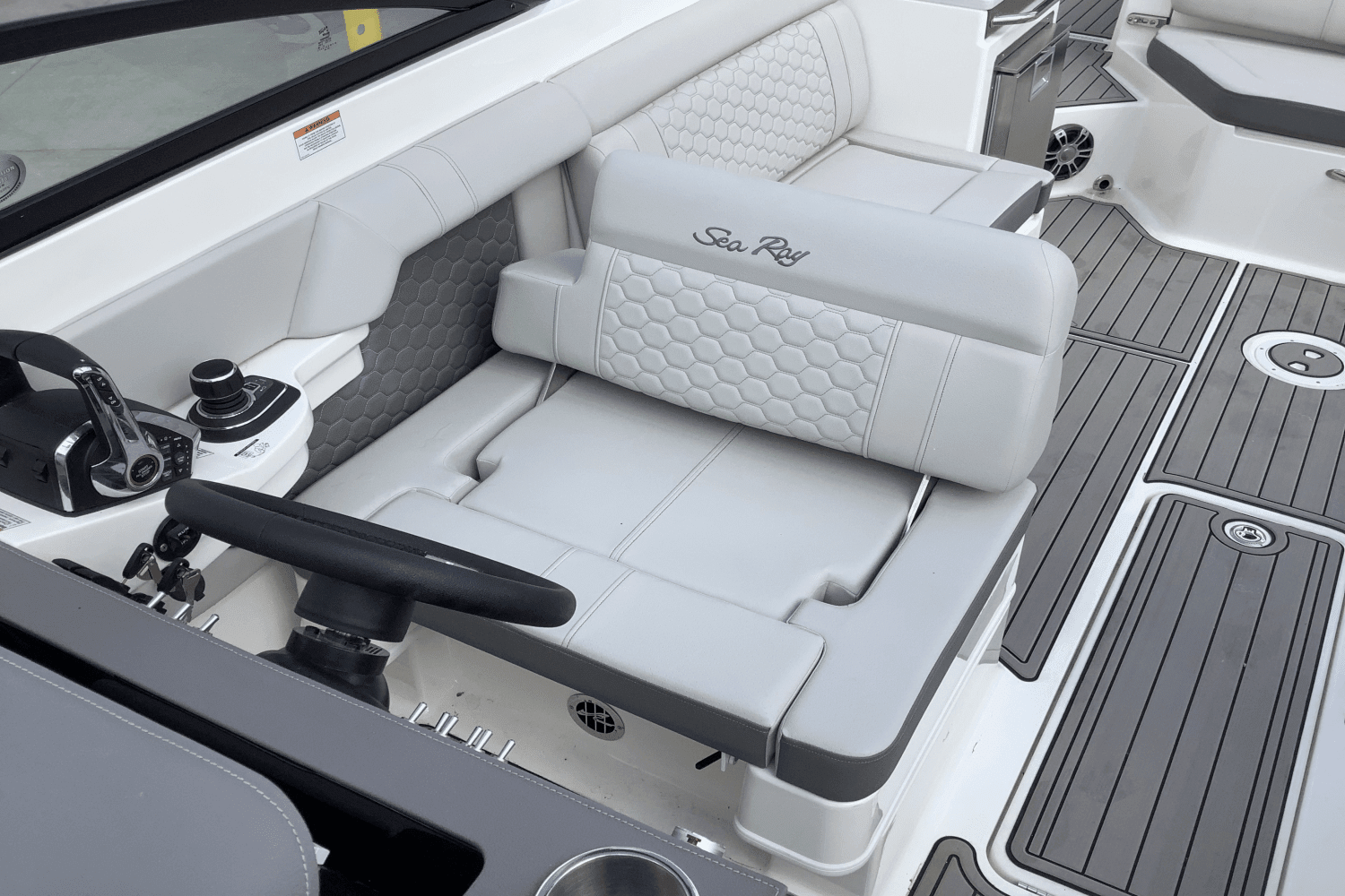 2025 Sea Ray SDX 290 Outboard Image Thumbnail #20