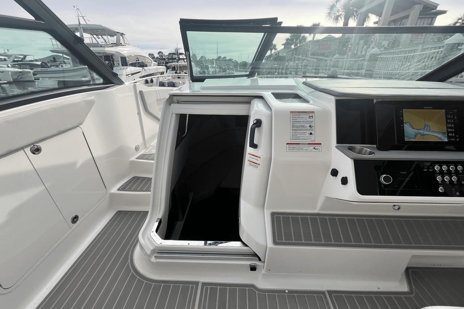 2025 Sea Ray Sundancer 320 Outboard Image Thumbnail #21