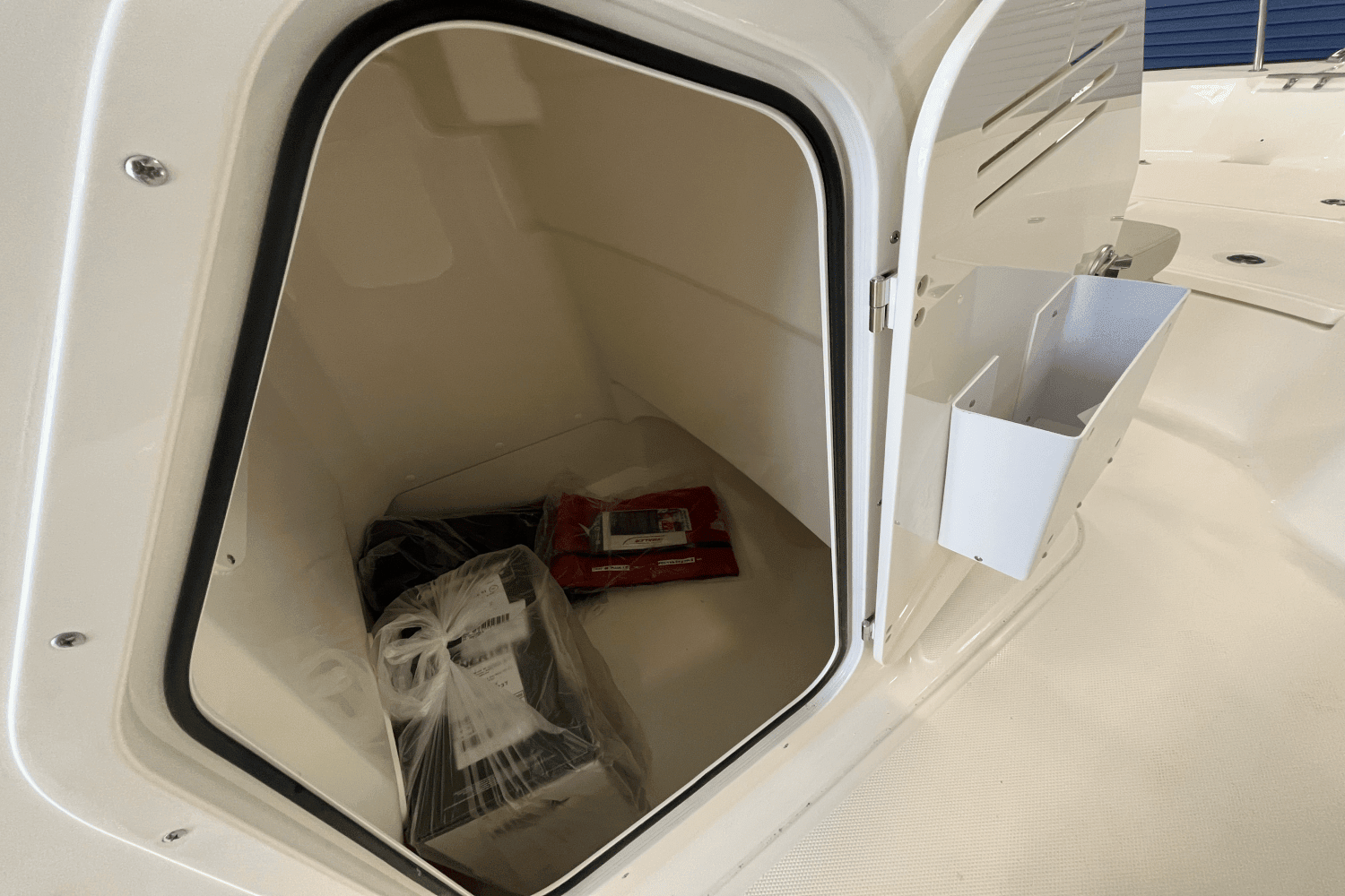 2025 Boston Whaler 210 Montauk Image Thumbnail #9