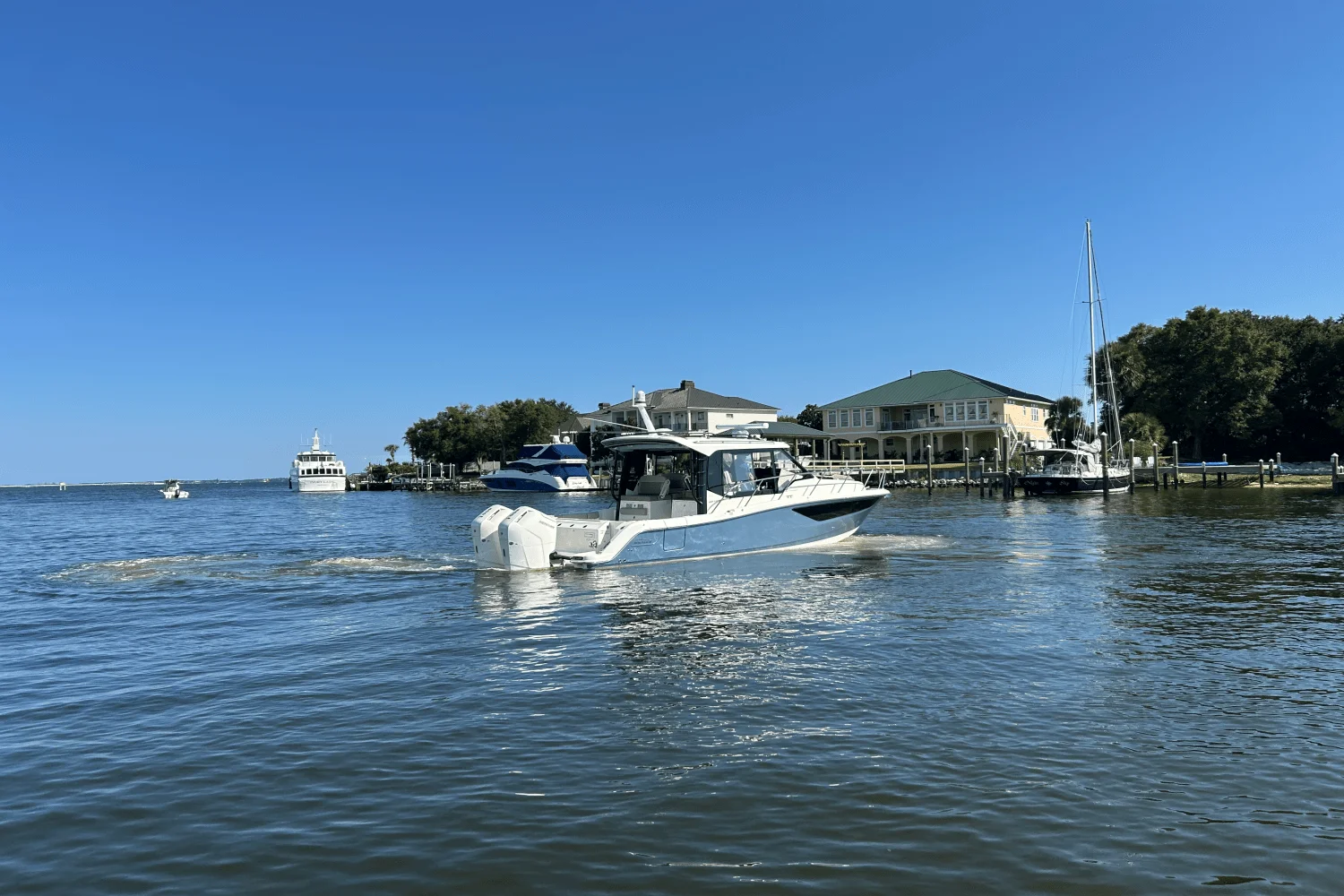 2025 Boston Whaler 365 Conquest Image Thumbnail #3