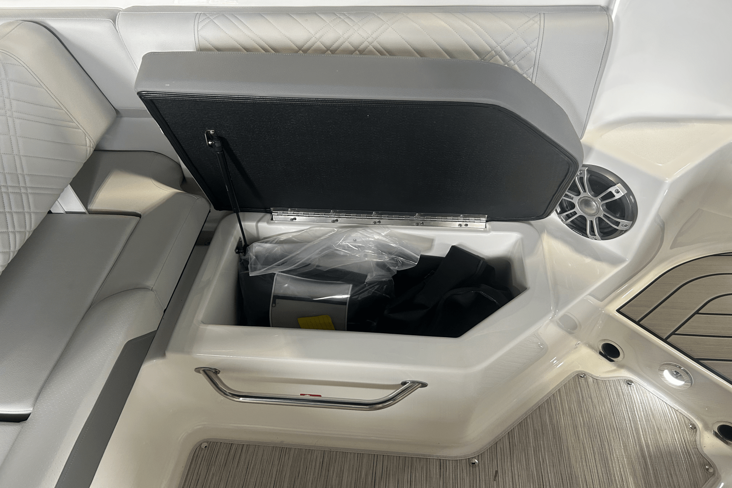 2025 Sea Ray SDX 250 Outboard Image Thumbnail #7
