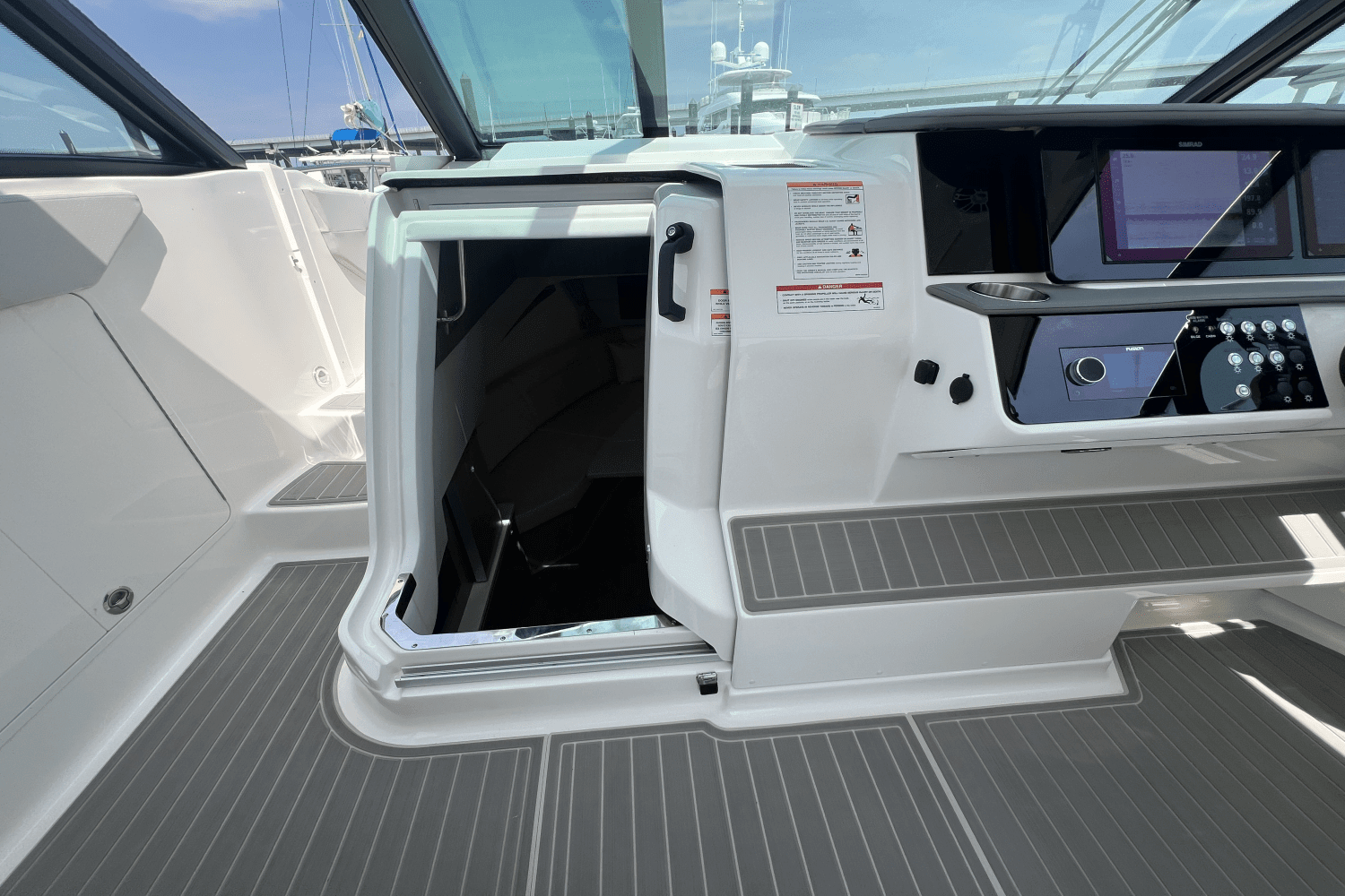 2025 Sea Ray Sundancer 320 Outboard Image Thumbnail #38