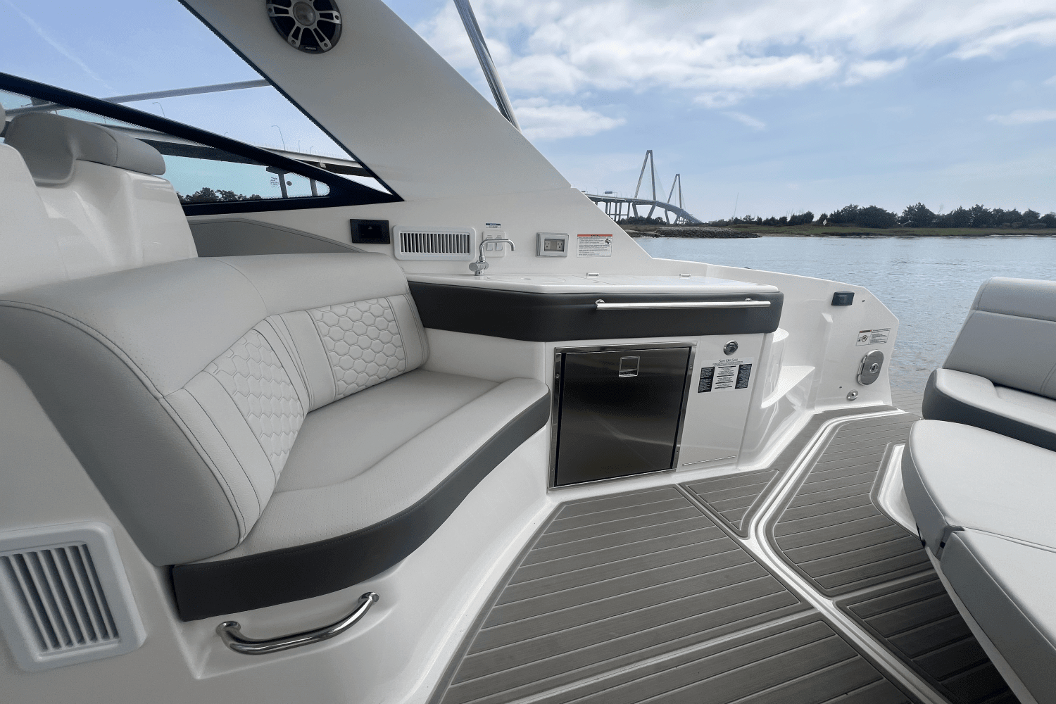 2025 Sea Ray Sundancer 320 Outboard Image Thumbnail #11