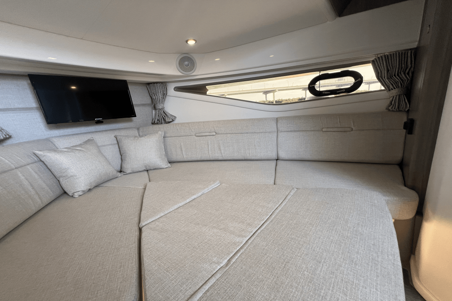 2025 Sea Ray Sundancer 320 Outboard Image Thumbnail #42