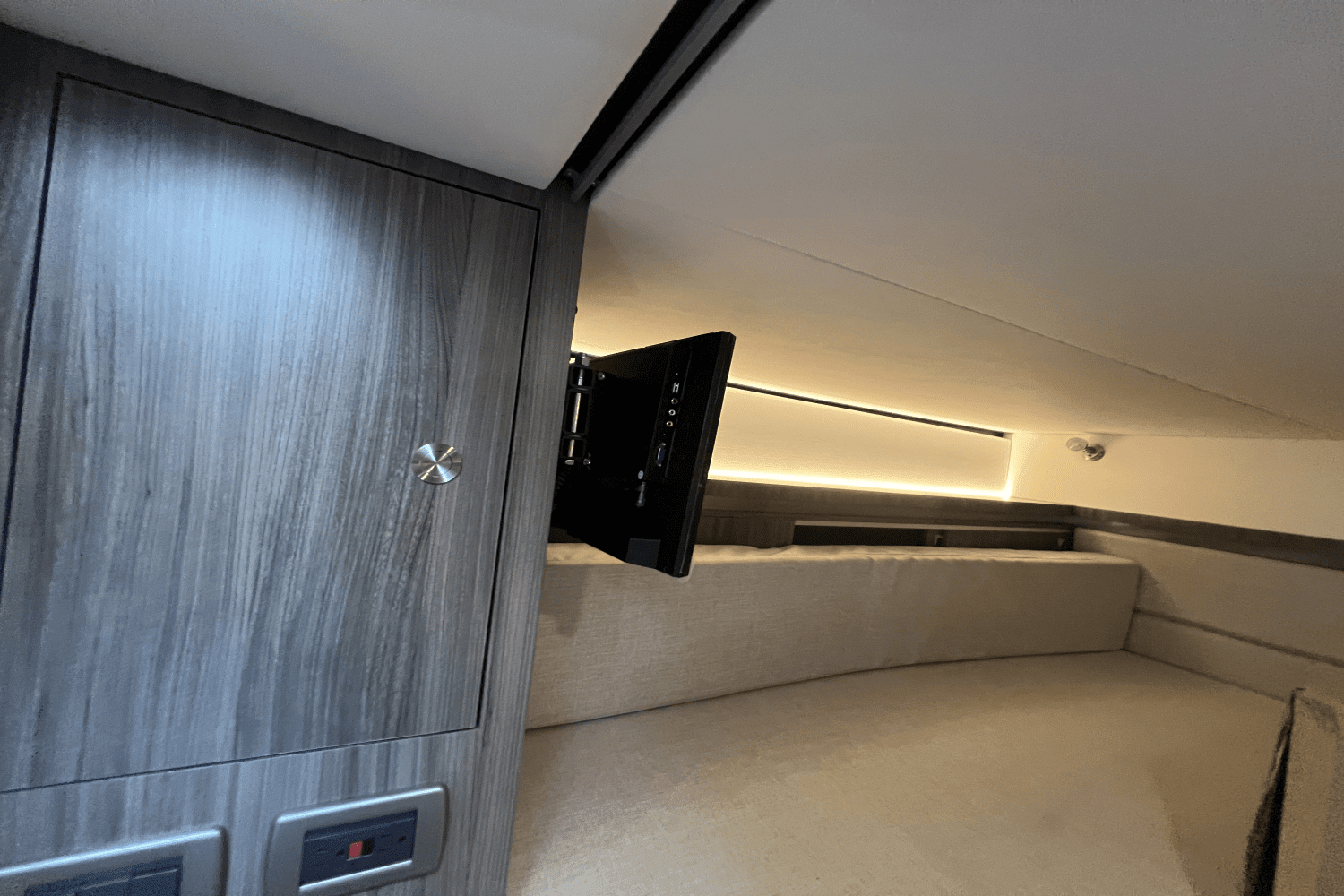 2025 Sea Ray Sundancer 320 Outboard Image Thumbnail #47