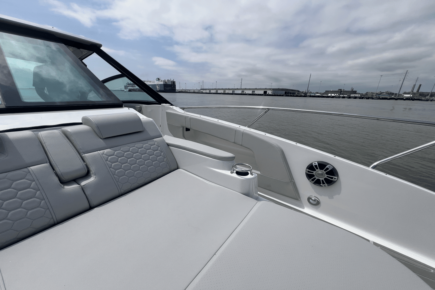 2025 Sea Ray Sundancer 320 Outboard Image Thumbnail #52