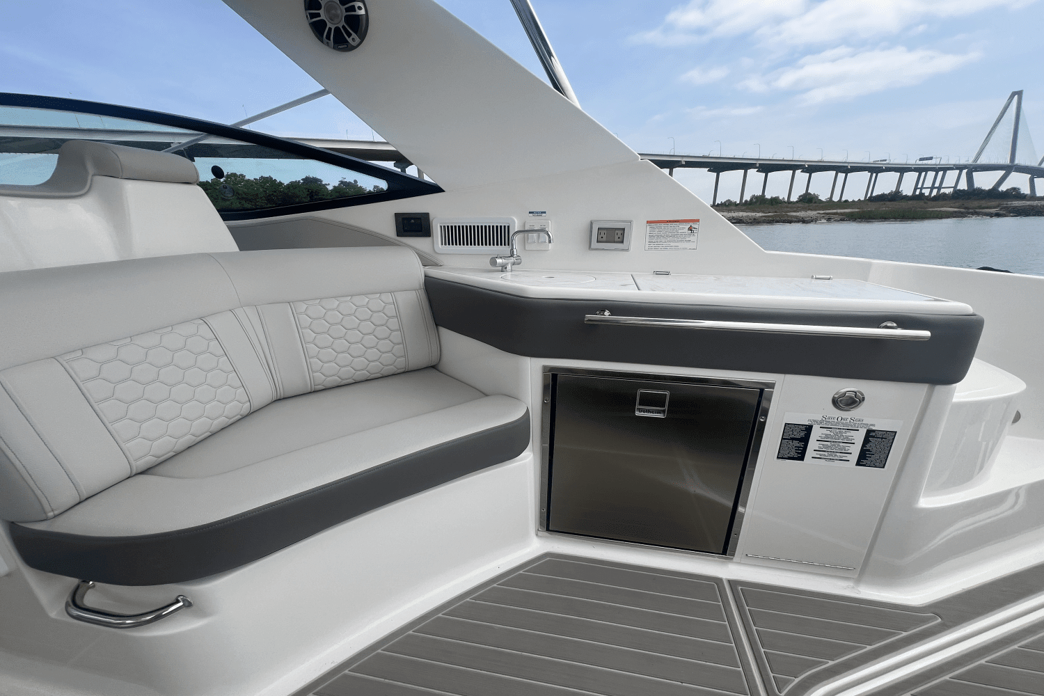 2025 Sea Ray Sundancer 320 Outboard Image Thumbnail #12