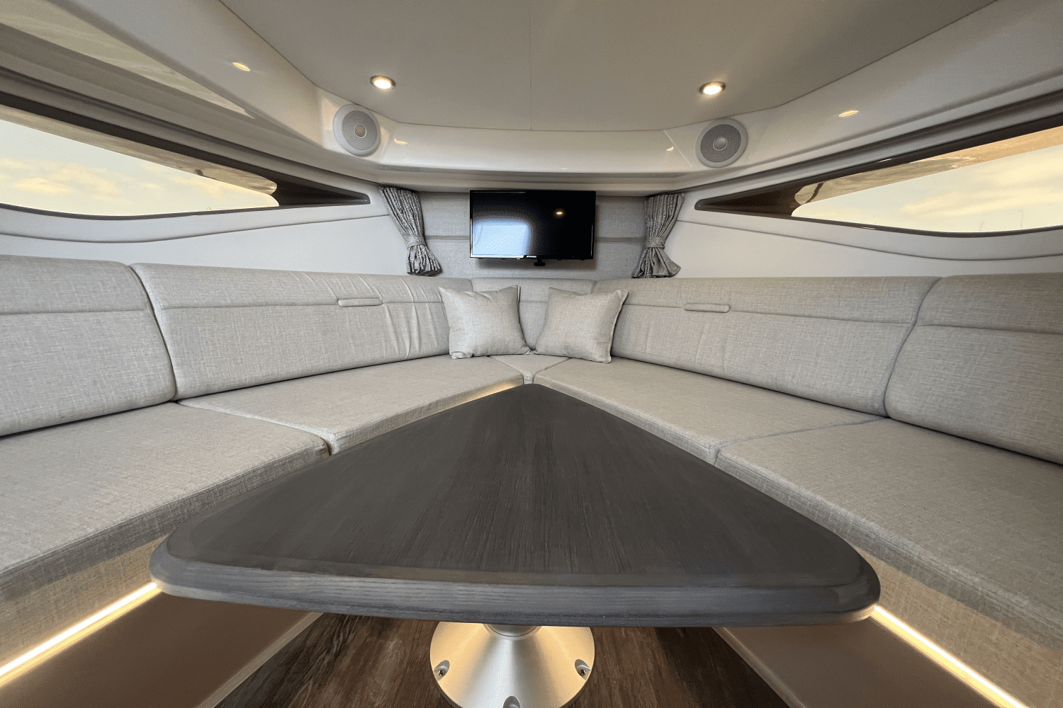 2025 Sea Ray Sundancer 320 Outboard Image Thumbnail #43