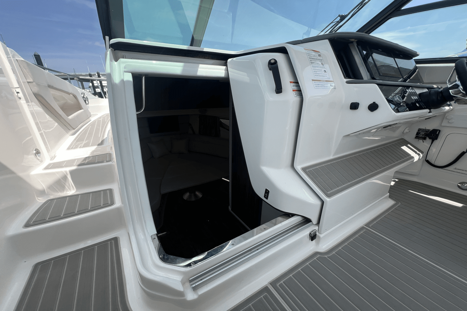 2025 Sea Ray Sundancer 320 Outboard Image Thumbnail #39