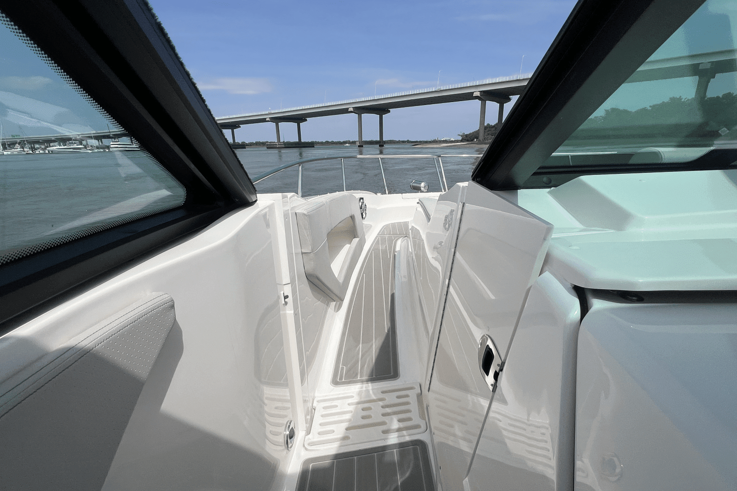 2025 Sea Ray Sundancer 320 Outboard Image Thumbnail #50