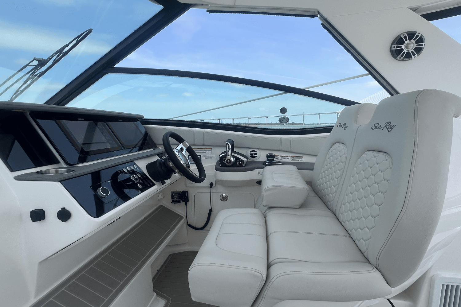 2025 Sea Ray Sundancer 320 Outboard Image Thumbnail #31