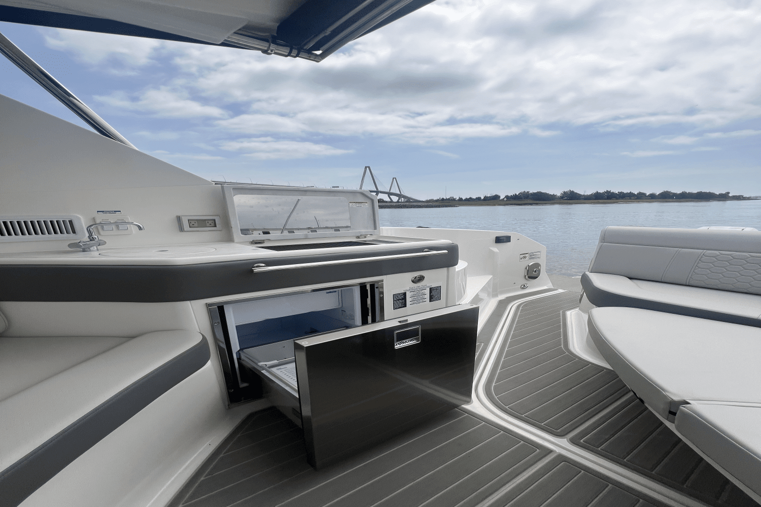 2025 Sea Ray Sundancer 320 Outboard Image Thumbnail #15