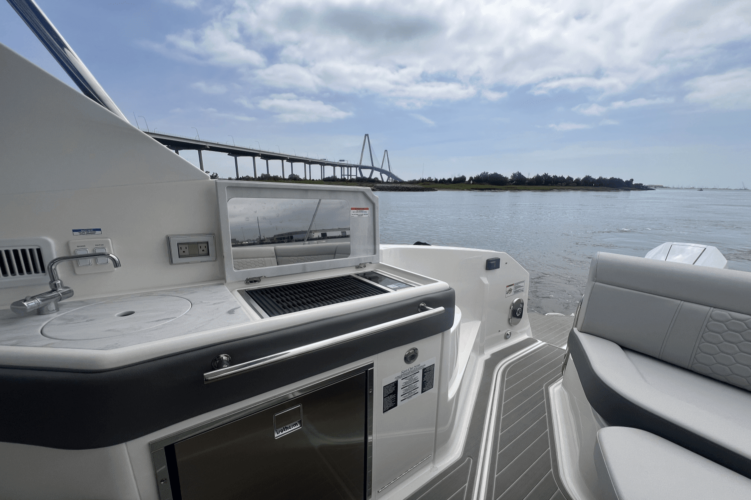 2025 Sea Ray Sundancer 320 Outboard Image Thumbnail #13