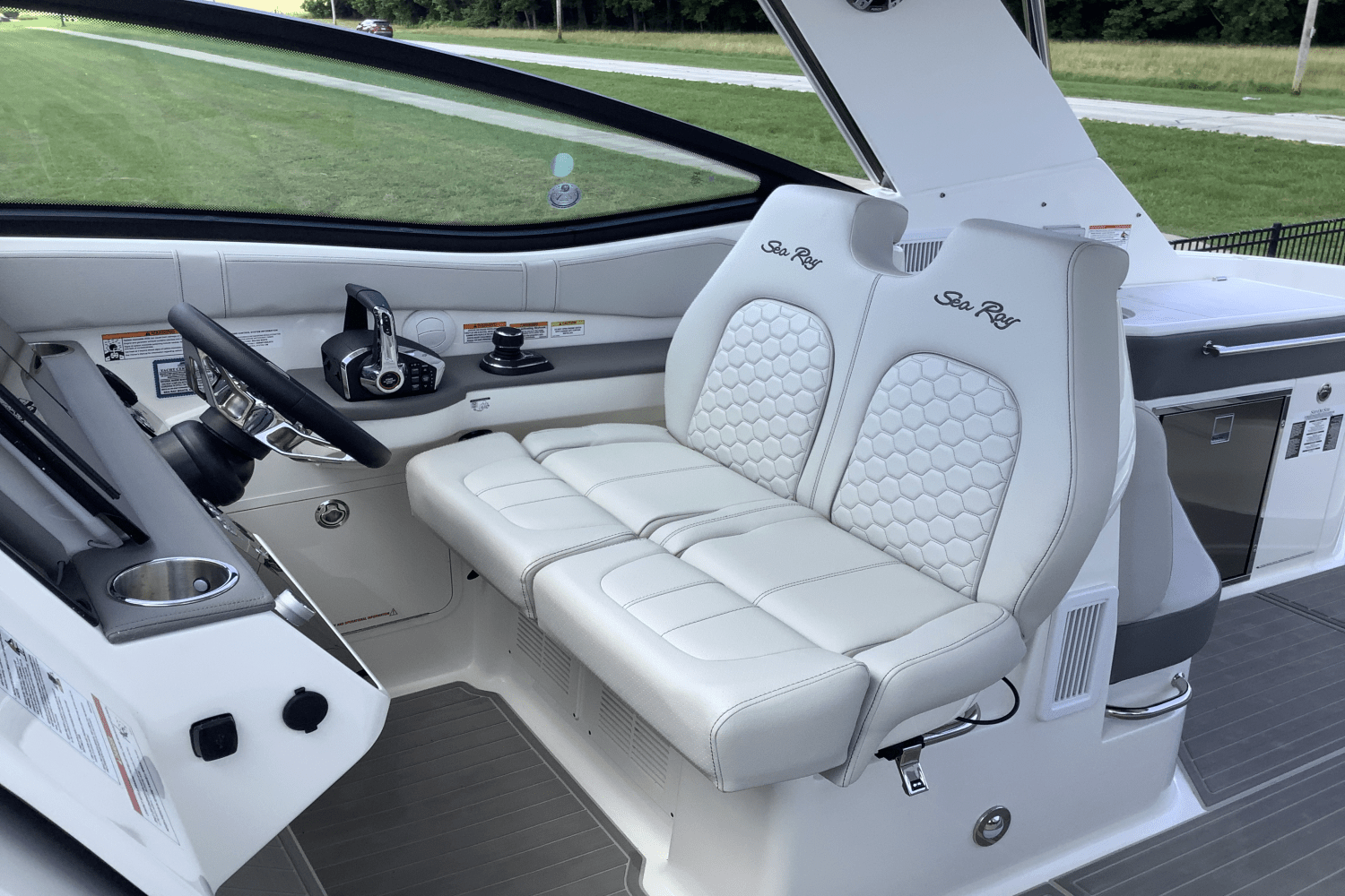 2025 Sea Ray Sundancer 320 Image Thumbnail #22