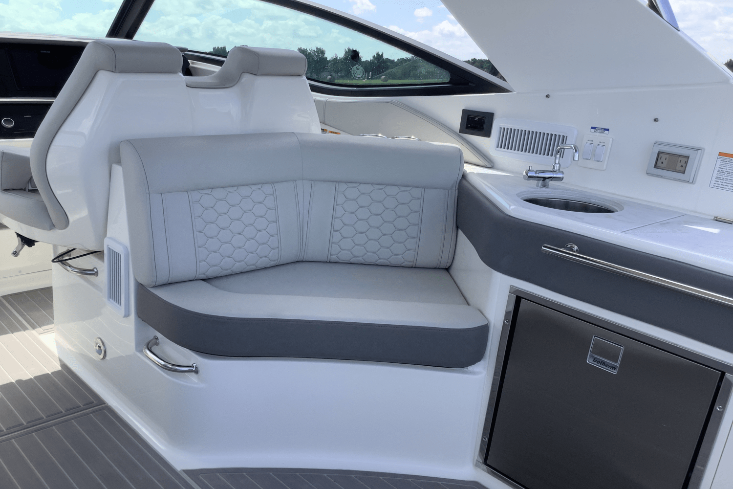2025 Sea Ray Sundancer 320 Image Thumbnail #20