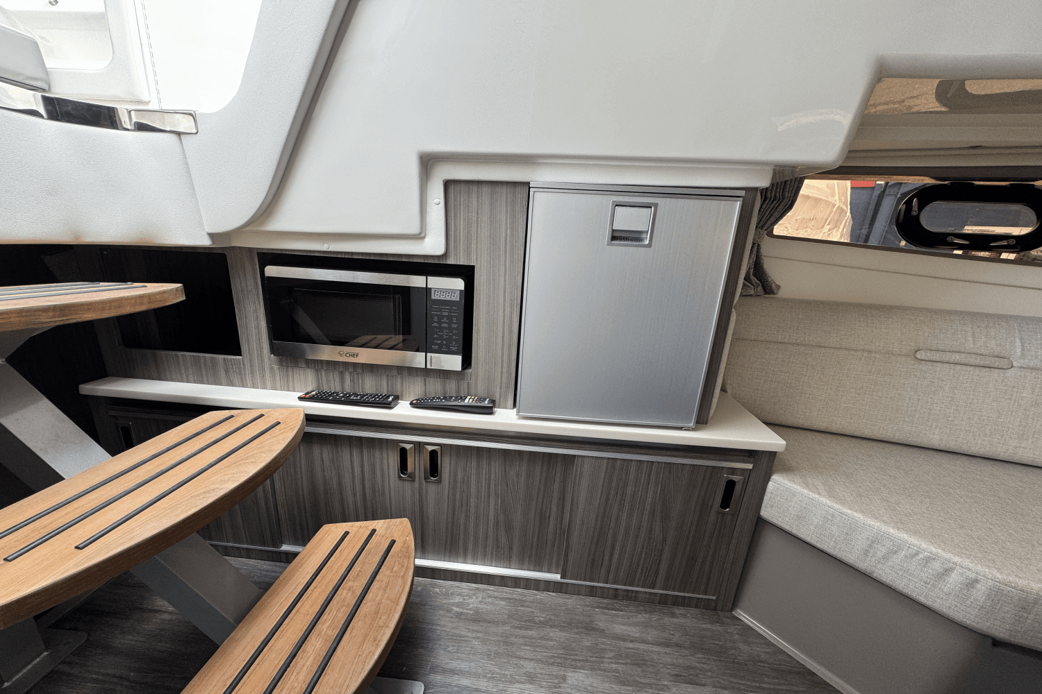 2025 Sea Ray Sundancer 320 Image Thumbnail #36