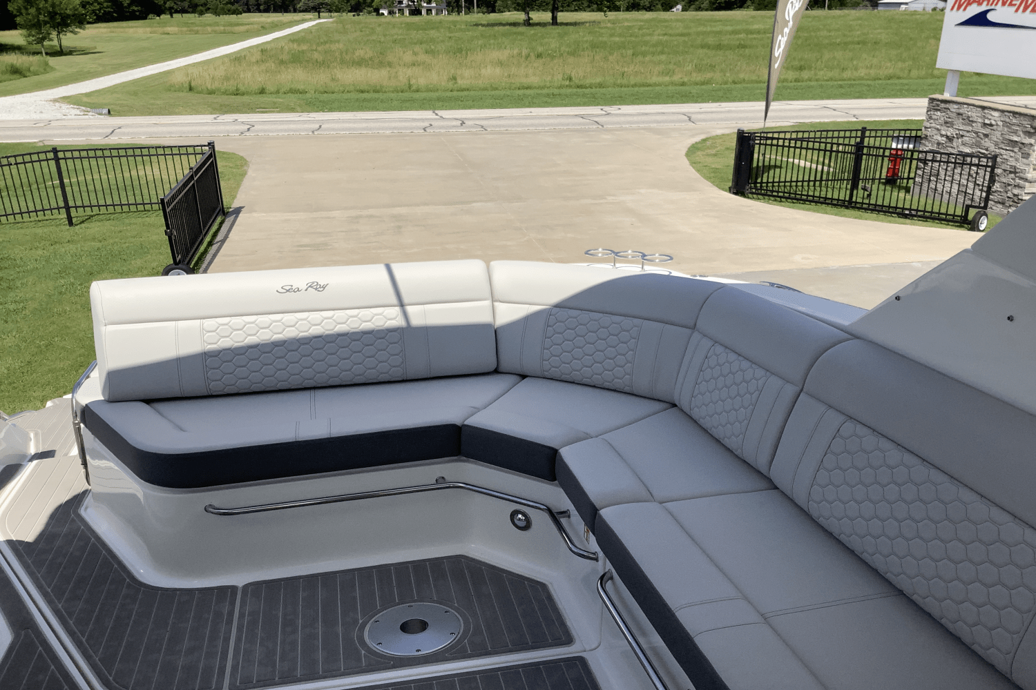 2025 Sea Ray Sundancer 320 Image Thumbnail #13