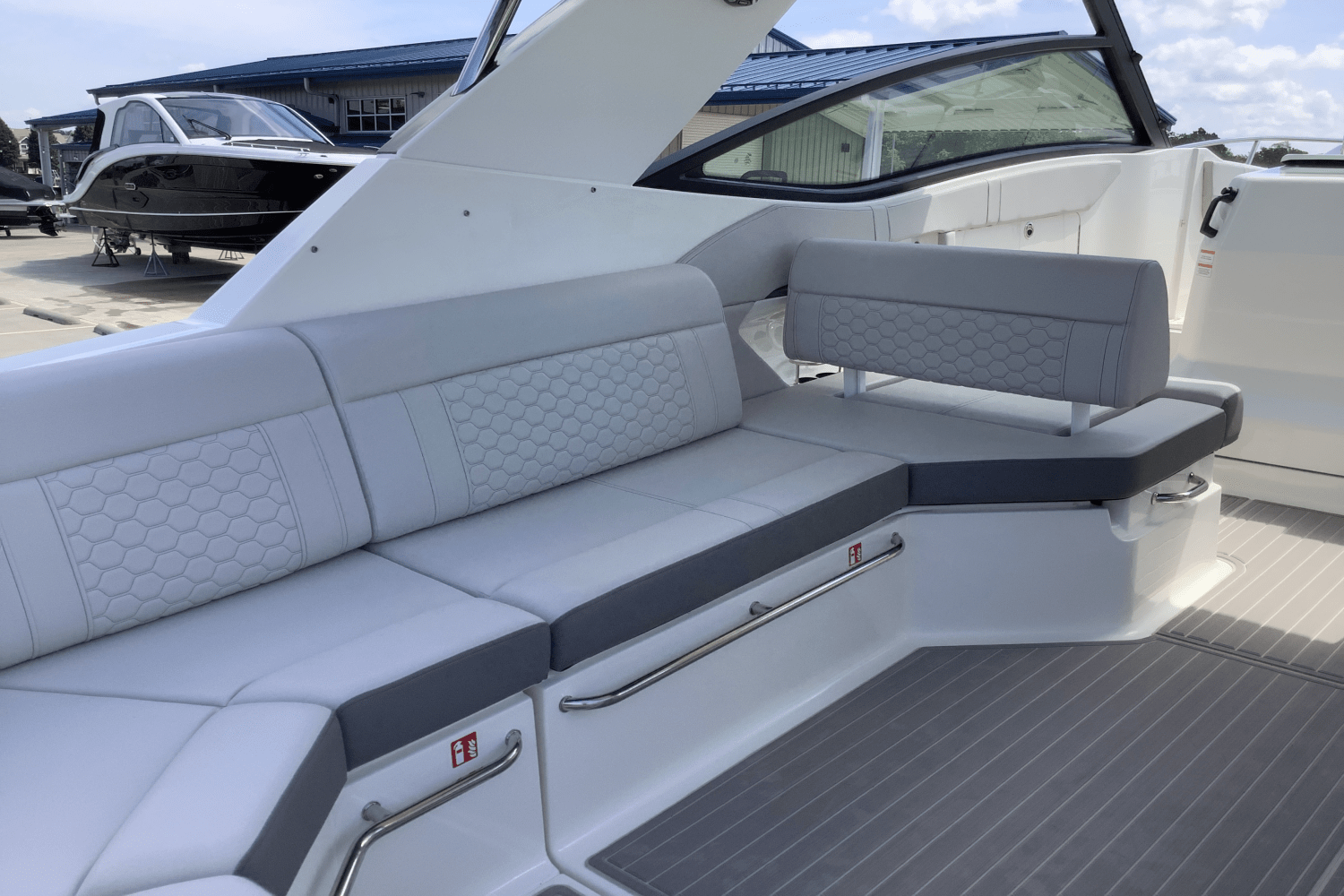 2025 Sea Ray Sundancer 320 Image Thumbnail #16