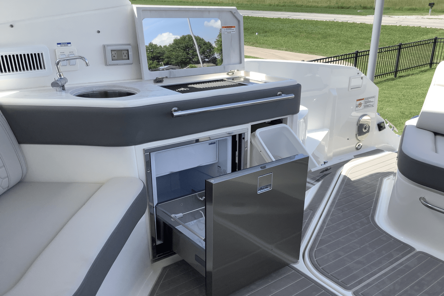 2025 Sea Ray Sundancer 320 Image Thumbnail #15