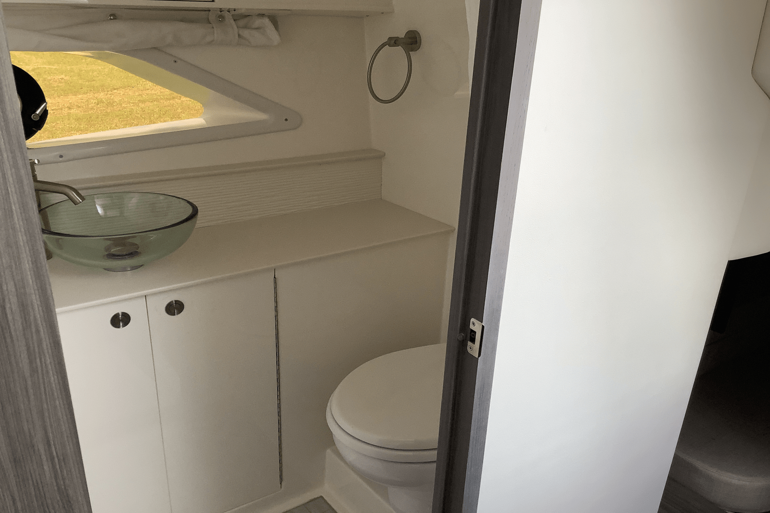 2025 Sea Ray Sundancer 320 Image Thumbnail #43