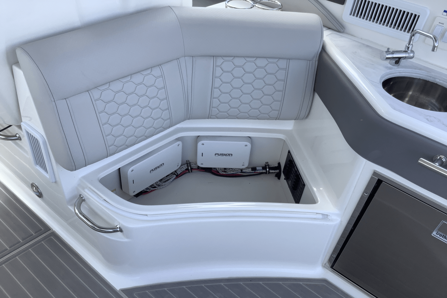 2025 Sea Ray Sundancer 320 Image Thumbnail #19