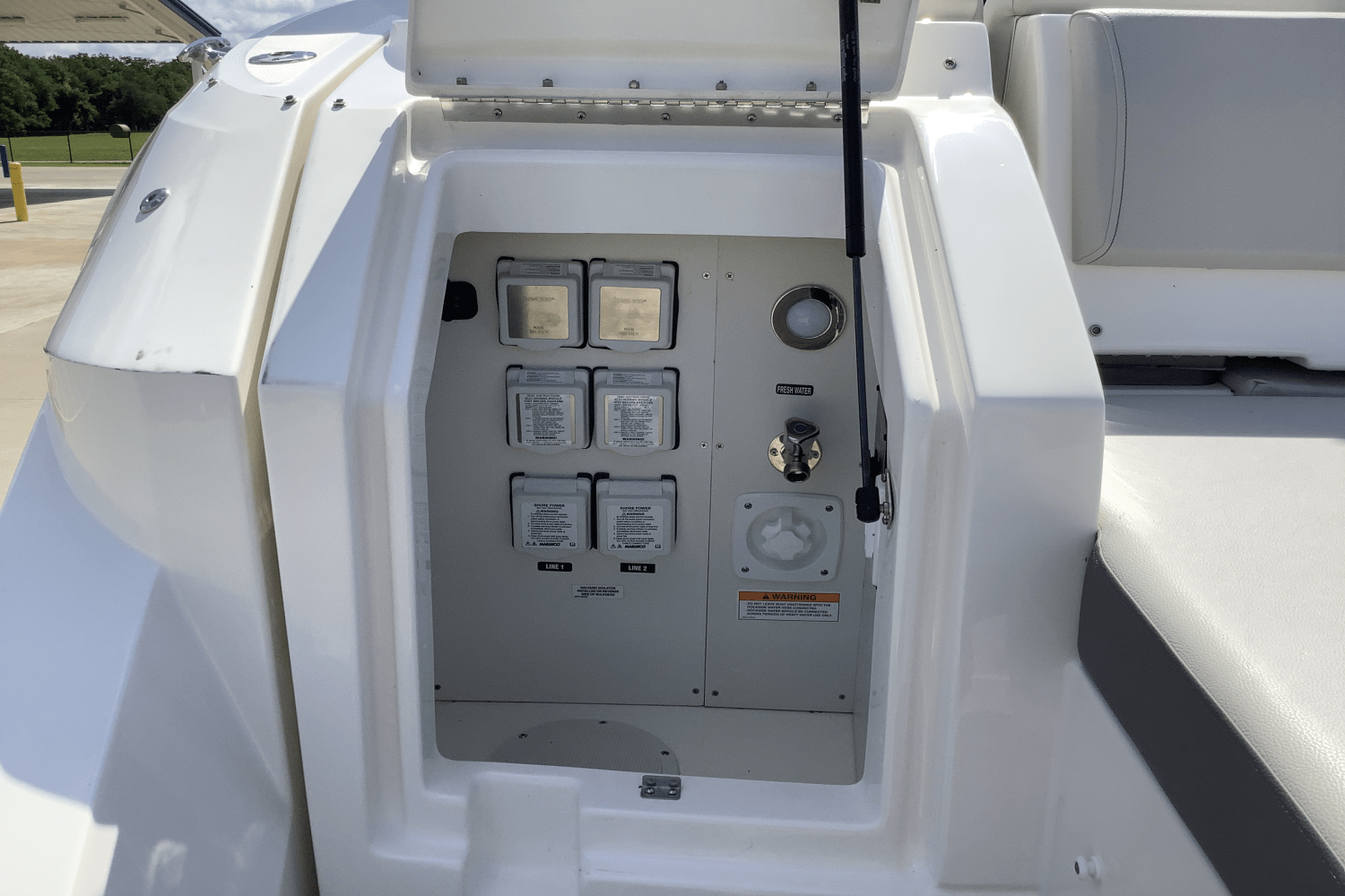2025 Sea Ray Sundancer 320 Image Thumbnail #8
