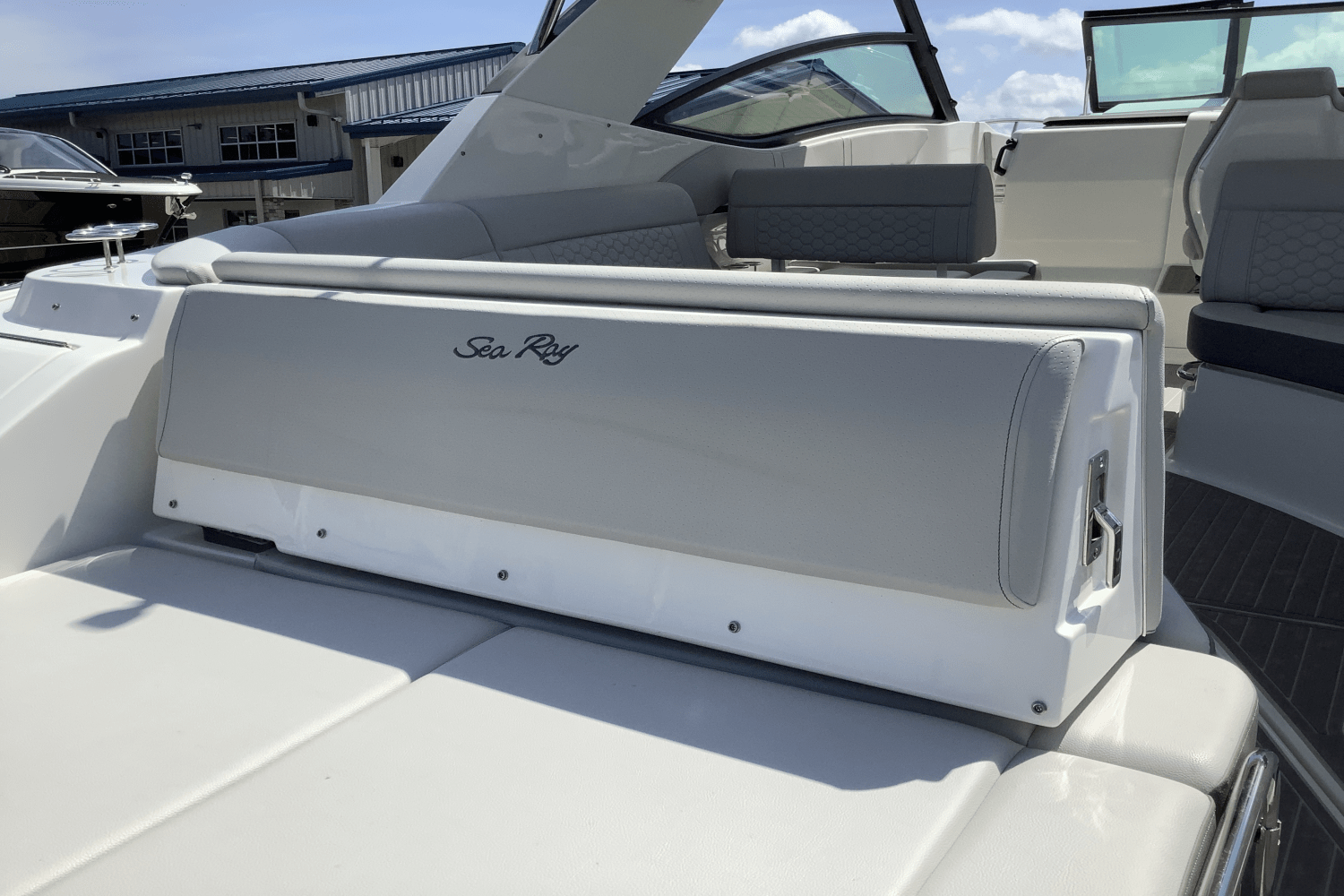 2025 Sea Ray Sundancer 320 Image Thumbnail #7