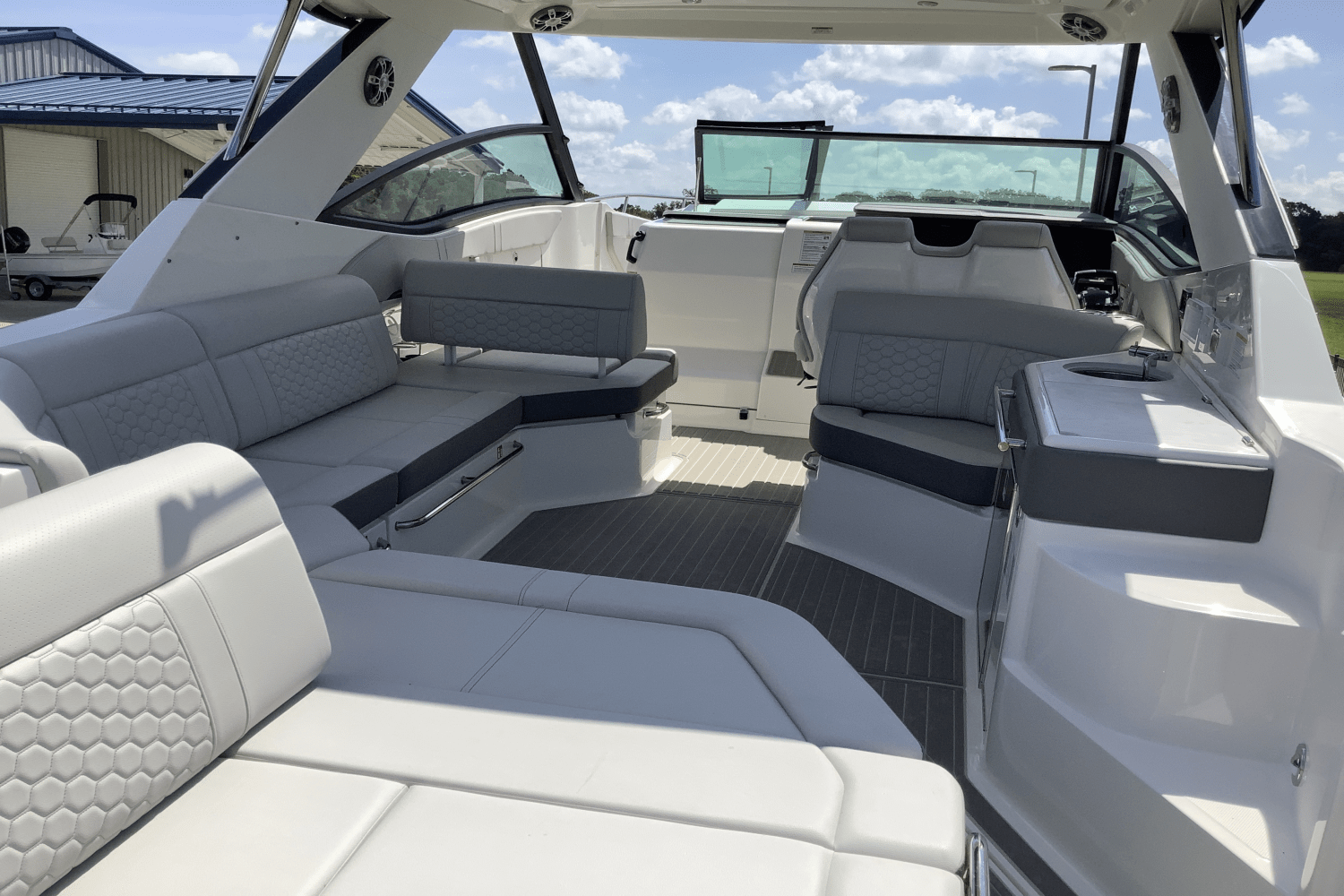 2025 Sea Ray Sundancer 320 Image Thumbnail #10